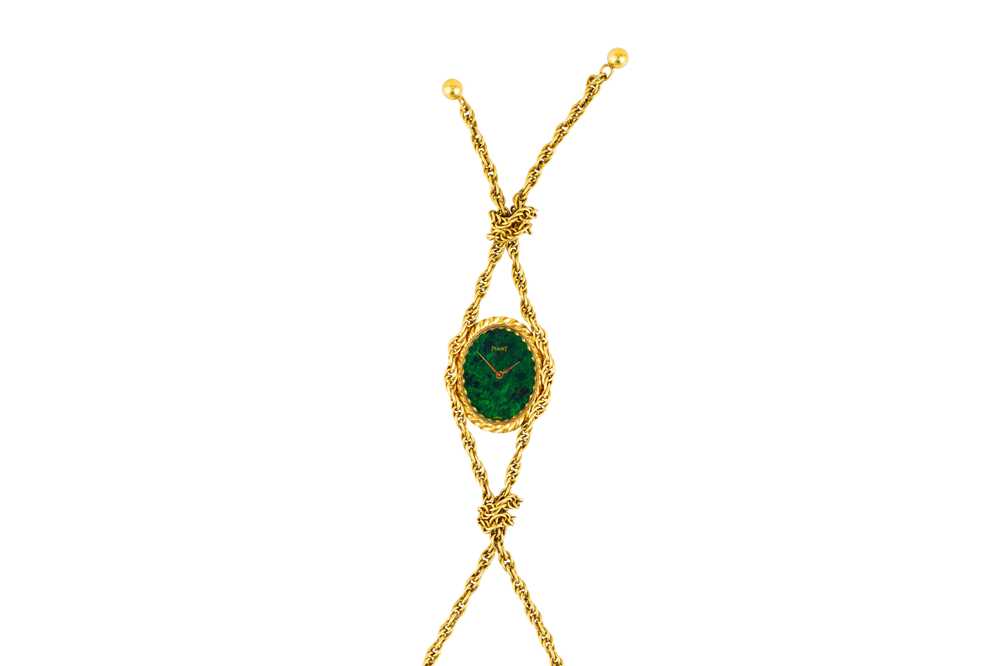 AN EXTREMELY RARE PIAGET LADIES' 18K YELLOW GOLD AND MALACHITE SAUTOIR WATCH.