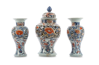 Lot 12 - A RETICULATED IMARI GARNITURE. 17th/18th...