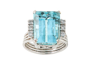 Lot 186 - An aquamarine and diamond ring The...