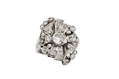 Lot 152 - A diamond dress ring The central old brilliant-...