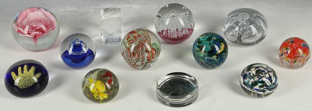 Lot 161 - Twelve contemporary paperweights incl.