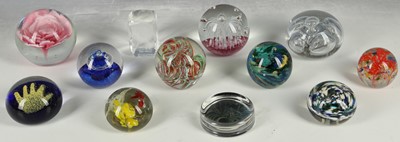 Lot 161 - Twelve contemporary paperweights incl. bubbles...