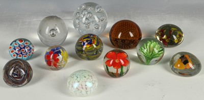 Lot 181 - 12 contemporary paperweights incl. Millefiori,...