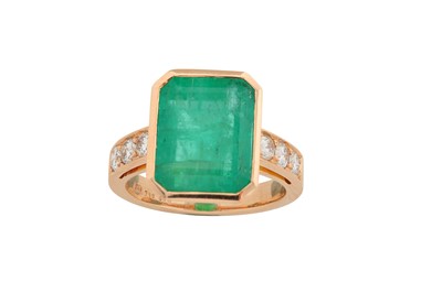 Lot 159 - An emerald and diamond ring The collet-set...