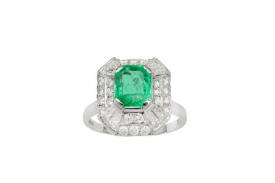 Lot 79 - An emerald and diamond cluster ring The...