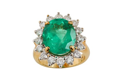 Lot 66 - An emerald and diamond cluster ring The...