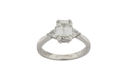 Lot 214 - A diamond ring, principal diamond approx. 1.35...