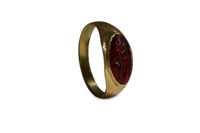 Lot 89 - A RING WITH ROMAN INTAGLIO Circa 2nd - 3rd...