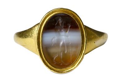 Lot 90 - A RING WITH ROMAN INTAGLIO Circa 2nd - 3rd...