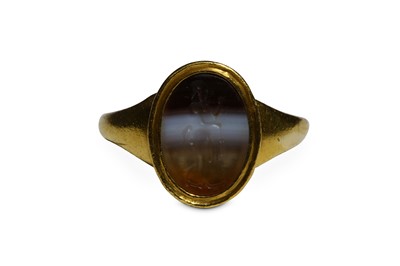 Lot 90 - A RING WITH ROMAN INTAGLIO Circa 2nd - 3rd...