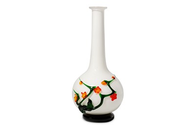 Lot 134 - A Chinese Peking glass vase, Republic period,...