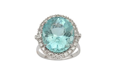 Lot 183 - An aquamarine and diamond cluster ring The...