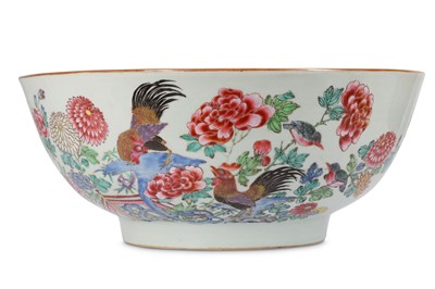 Lot 539 - A LARGE CHINESE FAMILLE ROSE ‘COCKERELS’ PUNCH...