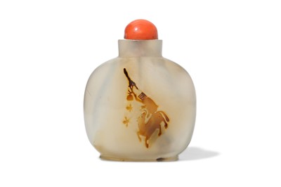 Lot 274 - A CHINESE SILHOUETTE AGATE SNUFF BOTTLE. Qing...