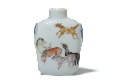 Lot 280 - A FAMILLE ROSE ‘EIGHT HORSES’ SNUFF BOTTLE. ...