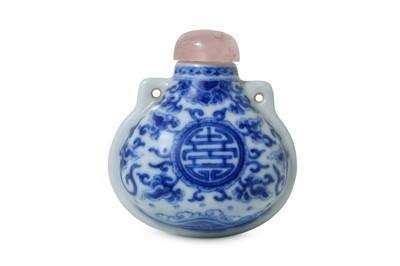 Lot 279 - A CHINESE BLUE AND WHITE ‘POUCH' SNUFF BOTTLE....