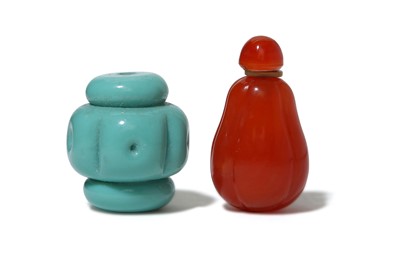 Lot 282 - A CHINESE CARNELIAN AGATE SNUFF BOTTLE AND A...