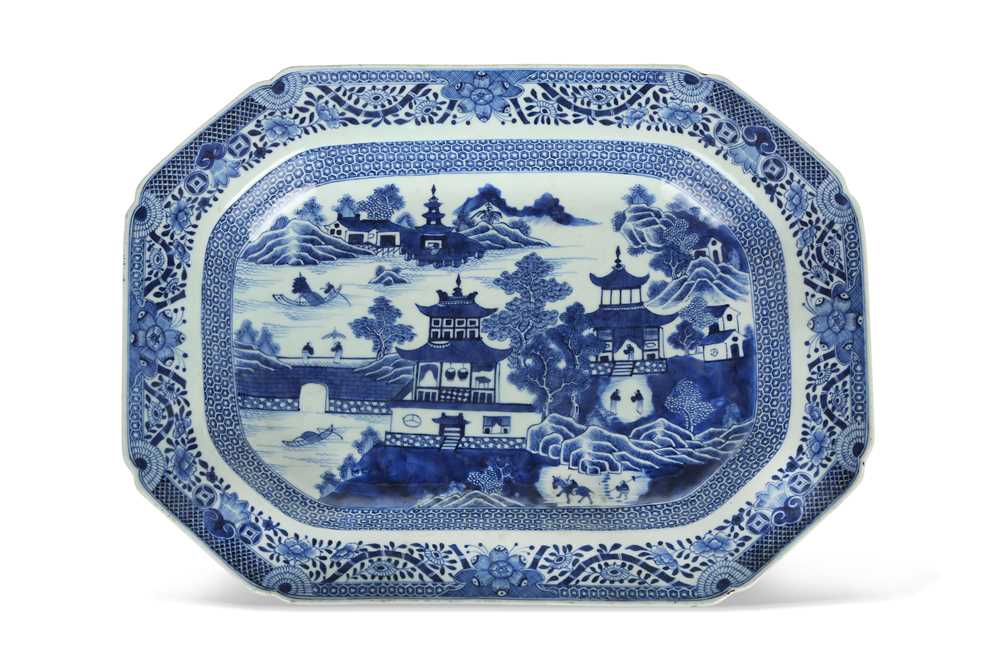 Lot 374 - A CHINESE BLUE AND WHITE 'WILLOW PATTERN'...