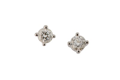 Lot 102 - A pair of diamond earstuds Each brilliant-cut...