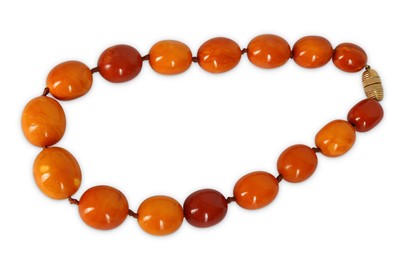 Lot 917 - AN AMBER NECKLACE. 16 graduated 2.5-3.5cm...