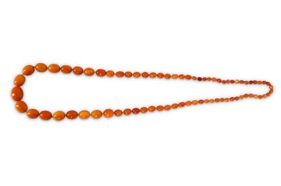 Lot 917a - AN AMBER NECKLACE. Composed of a length of...