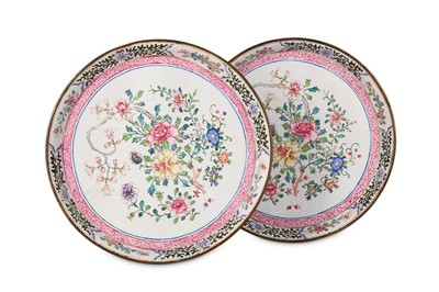 Lot 389 - A PAIR OF CHINESE FAMILLE ROSE CANTON ENAMEL...