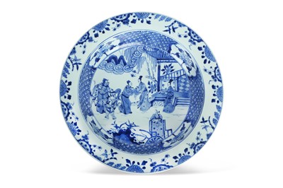 Lot 46 - A LARGE CHINESE BLUE AND WHITE FIGURATIVE...