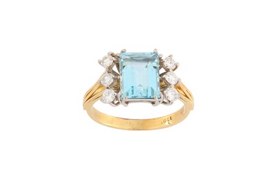 Lot 121 - An aquamarine and diamond ring The rectangular-...