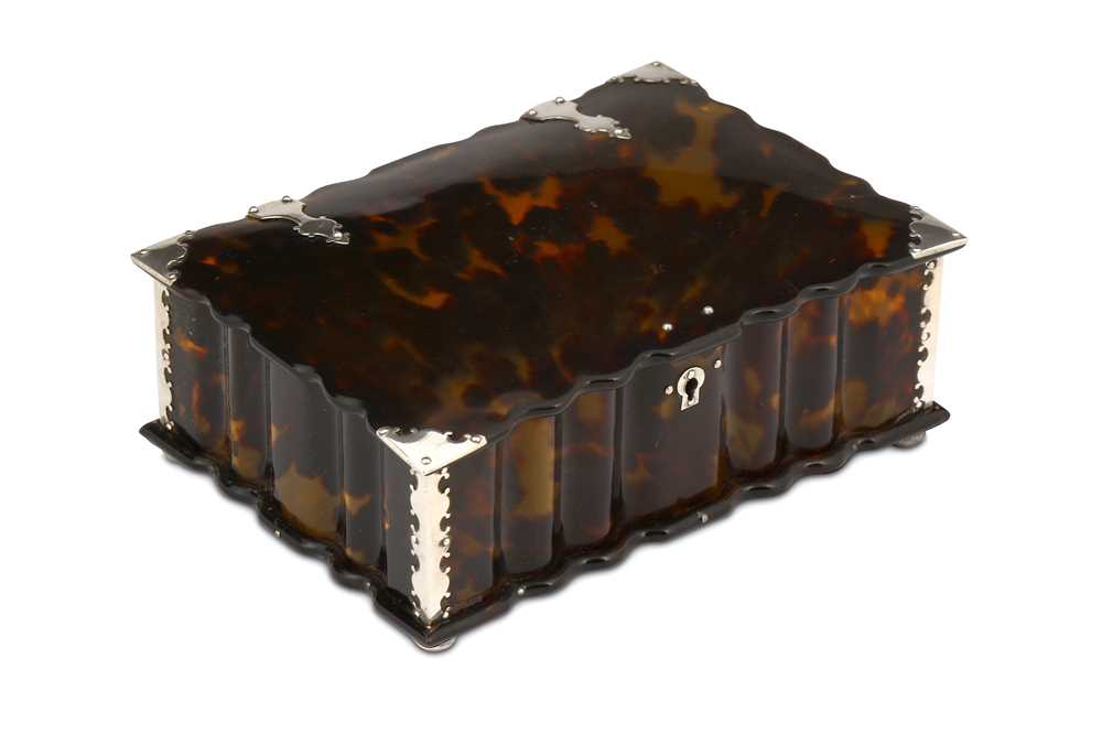 Lot 199 - A SILVER-MOUNTED TORTOISE SHELL BOX Sri