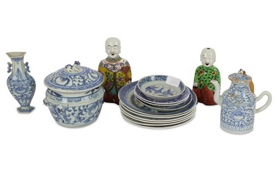Lot 142 - A collection of Chinese porcelain including...
