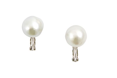 Lot 543 - A pair of cultured pearl earrings Each 11.8mm -...