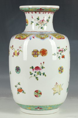 Lot 184 - A Chinese famille rose vase, decorated in...