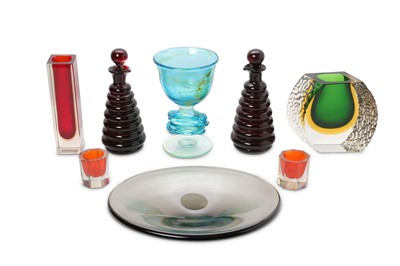 Lot 25 - A COLLECTION OF GLASSWARE: including a Mdina...