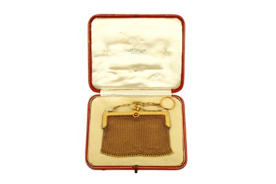 Lot 4 - A gold mesh purse, 1908 The finely woven mesh...