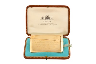 Lot 3 - A gold card case, 1908 The 9 carat gold...