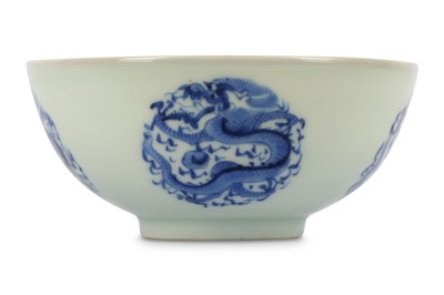 Lot 40 - A CHINESE BLUE AND WHITE 'DRAGON' BOWL. Qing...