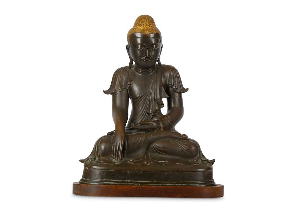 Lot 972 - A BRONZE FIGURE OF A SAKYAMUNI BUDDHA. Burma,...