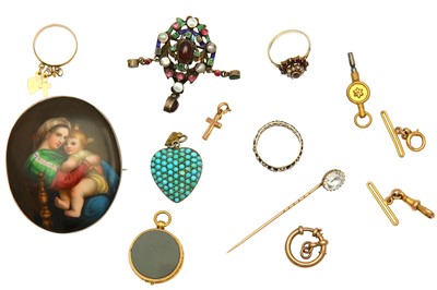 Lot 574 - A collection of jewellery and costume...