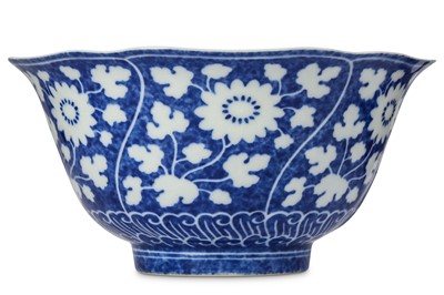 Lot 593 - A CHINESE BLUE AND WHITE 'CHRYSANTHEMUM' BOWL....
