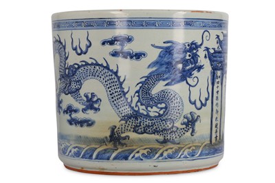 Lot 203 - A LARGE CHINESE BLUE AND WHITE 'DRAGON'...