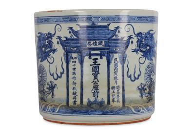 Lot 203 - A LARGE CHINESE BLUE AND WHITE 'DRAGON'...