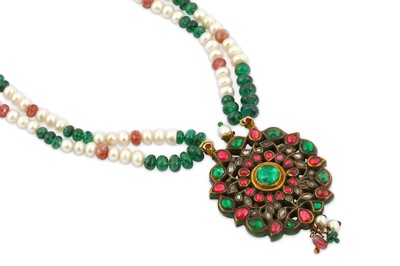 Lot 330 - AN EMERALD, PEARLS AND RUBIES NECKLACE  North...