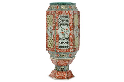 Lot 919 - A CHINESE FAMILLE VERTE HEXAGONAL LANTERN AND...