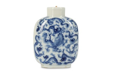 Lot 135 - A CHINESE BLUE AND WHITE ‘DRAGONS’ SNUFF...