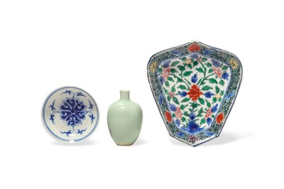 Lot 844 - THREE CHINESE PORCELAIN PIECES.