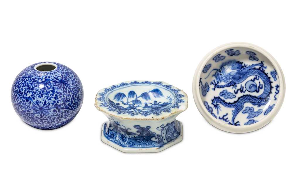 Lot 70 - A SMALL COLLECTION OF CHINESE BLUE AND WHITE PORCELAIN ITEMS.