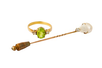 Lot 509 - A peridot ring and a pearl and diamond...