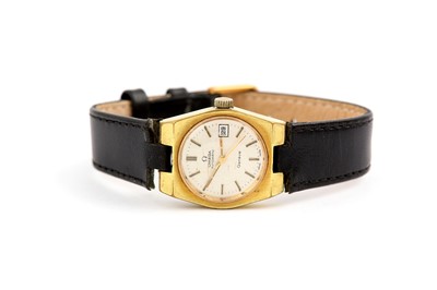 Lot 621 - OMEGA. A LADIES GOLD PLATED AUTOMATIC...