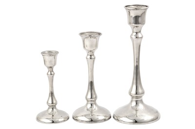 Lot 720 - A graduated set of three late 20th century...