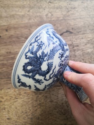 Lot 36 - A CHINESE BLUE AND WHITE ‘DRAGON’ STEM BOWL.